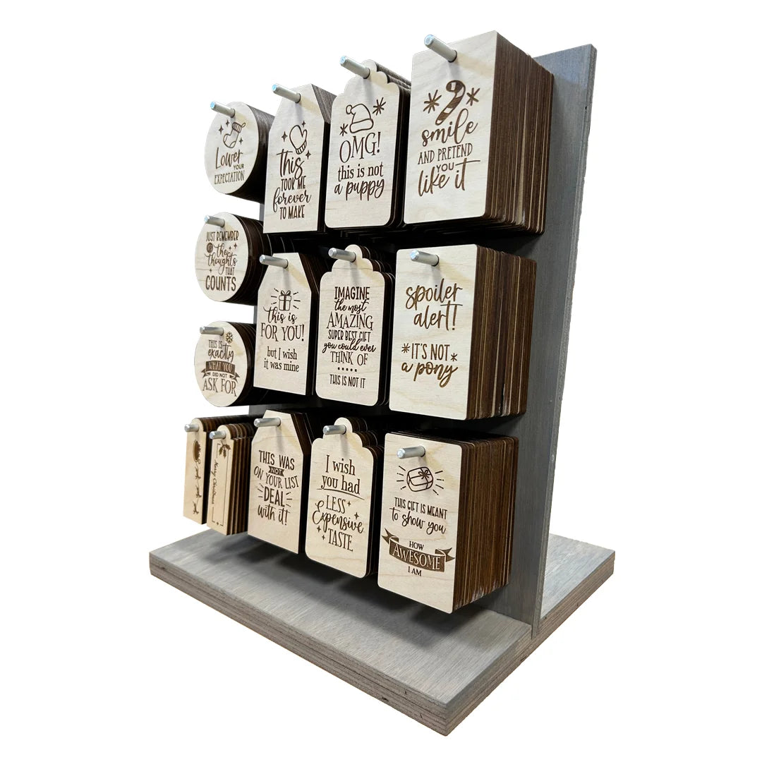 Houten display met 210 gegraveerde houten cadeau tags voor geschenken en cadeaus, 14 ontwerpen