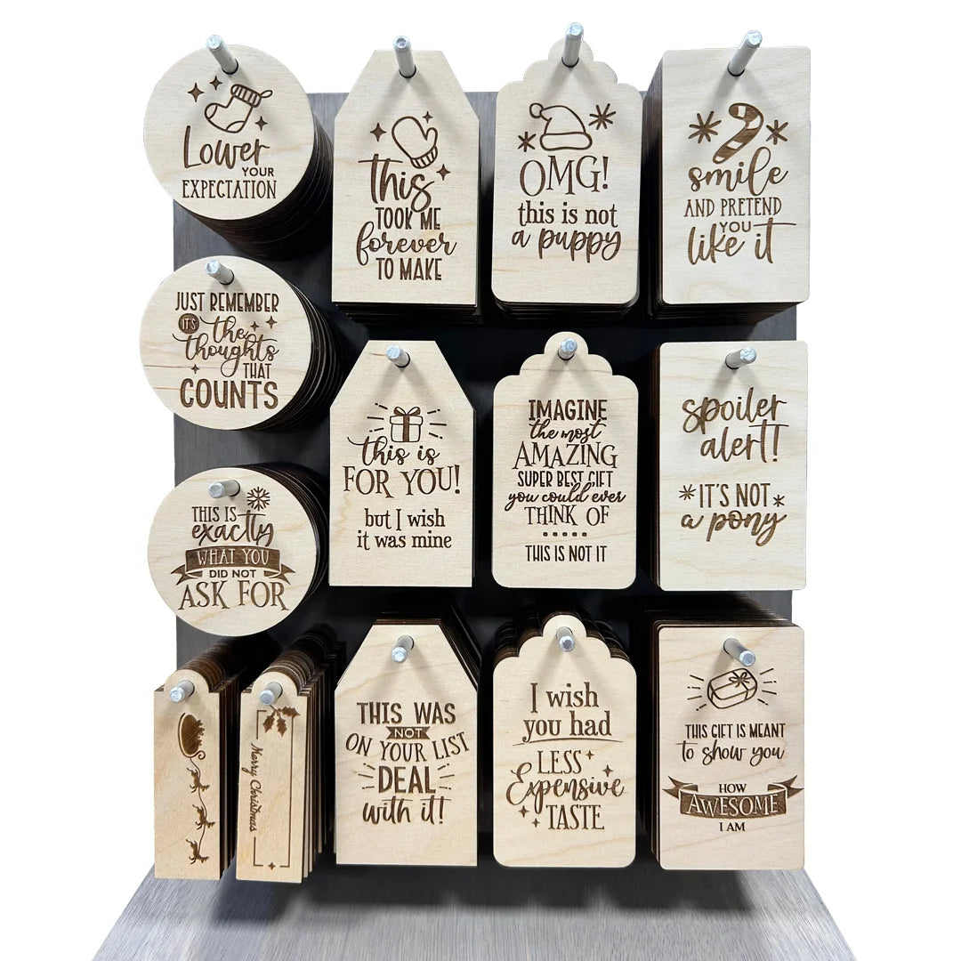 Houten display met 210 gegraveerde houten cadeau tags voor geschenken en cadeaus, 14 ontwerpen